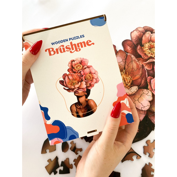 Дерев’яні пазли (281) - Дівчина в квітучих півоніях (Розмір S)