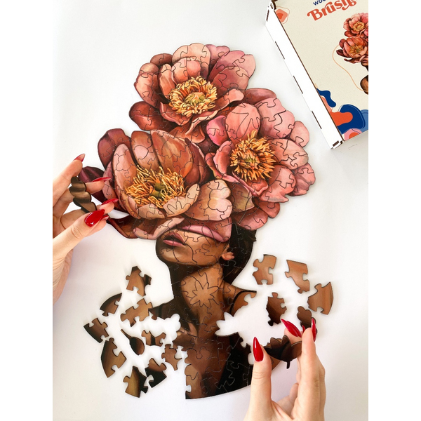 Дерев’яні пазли (281) - Девушка в цветущих пионах (Размер M)